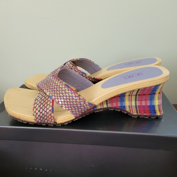 NWT BCBG Maxazria randbow snake skin wedge sandal heel with box size 8 - Picture 4 of 9